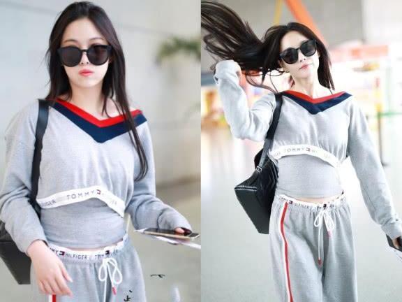 张馨予穿超短裙现身机场，减龄10岁不止，说她20岁我都信！