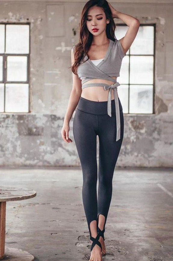 紧身打底裤：成熟优雅的美女，增添别致女人味，显出曼妙身材！