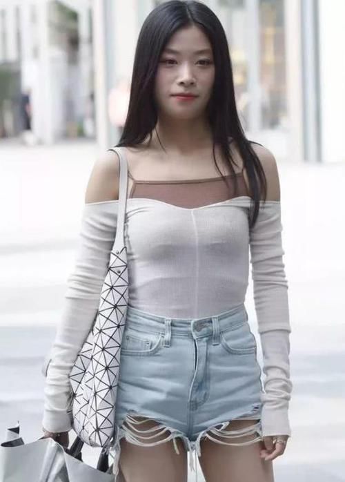  『小姐姐』街拍：巧笑倩兮的小姐姐，一件白色衬衫配黑色长裙，时尚优雅气质