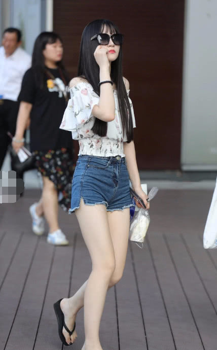 喜欢戴墨镜的小姐姐发现跟错了人，闺蜜在身后笑弯了腰，绝交吧