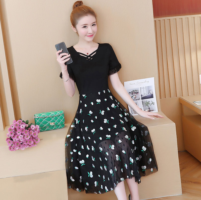 紧身展示窈窕身段，妩媚又动人，秀出你身材不可缺少的裙装