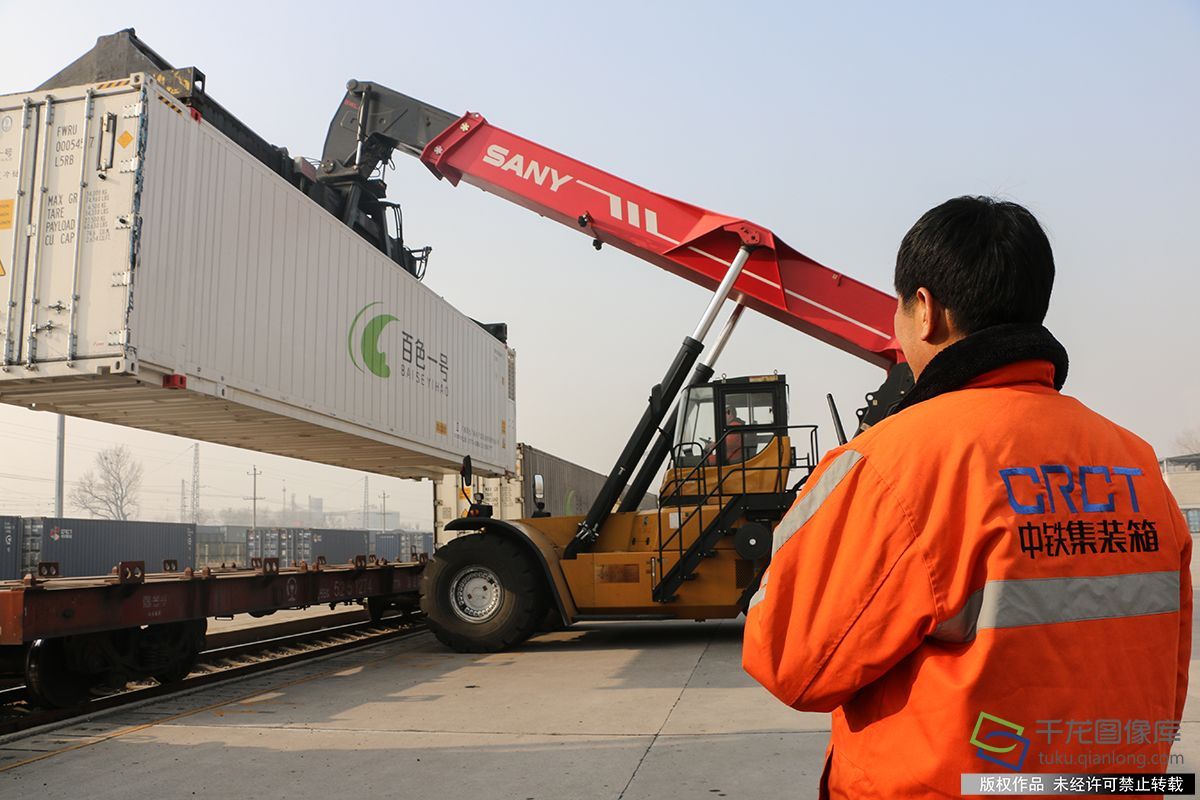 2019春运|首趟冷藏集装箱班列满载生鲜年货抵京