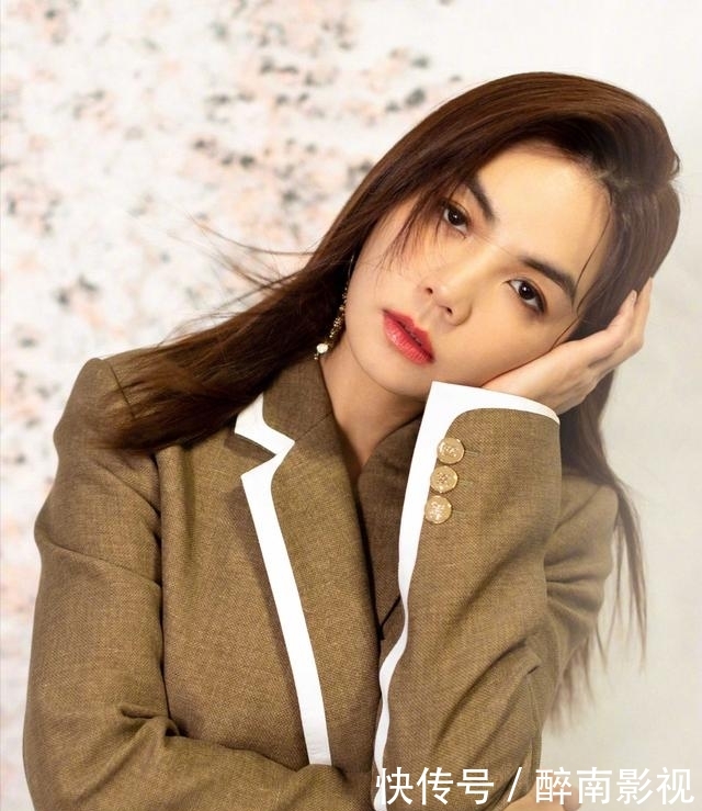  女人味：Ella根本看不出快40，女人味越来越足，穿西服当导师气质太完美