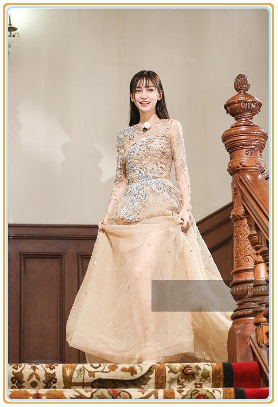 杨颖和昆凌都是模特出身，可同穿裸色裙，身材竟完全不在一个调上