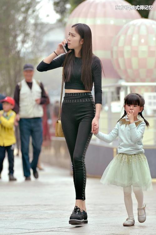 时尚辣妈，黑色紧身装大秀身材，好身材是藏不住的！