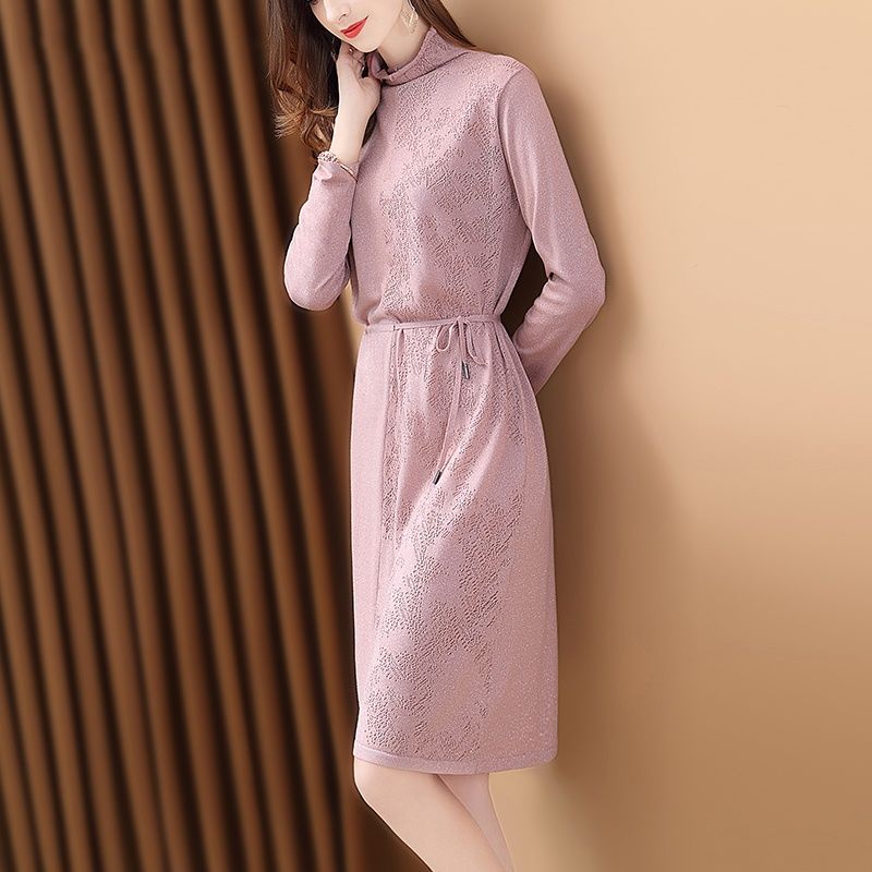 这才适合三四十岁女人的打扮，精致秋裙+短靴，美得猝不及防