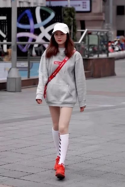 清纯可人的气质小姐姐，宽松卫衣巧搭超短裤大秀火辣美腿，可这就