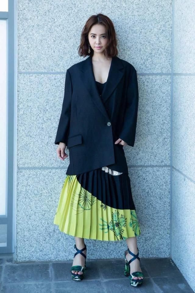 蔡依林真大胆！衣服不好好穿裤子被勒得皱巴巴的 网友：疼吗？