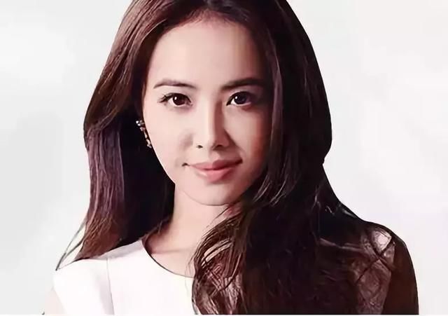 蔡依林性感T恤大露背，却被网友吐槽内衣款式太大妈