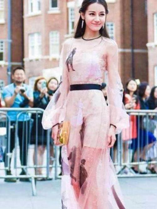 热巴这腿太粗了吧！牛仔裤快要撑破了，网友：人家不过穿了条秋裤