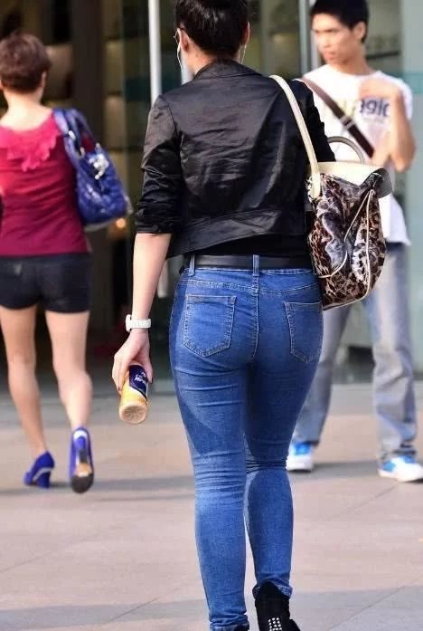 街拍:身材微胖的牛仔裤美女,完美的展现出女人的魅力
