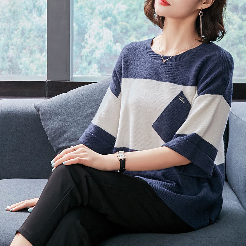 70后女人，穿这针织衫+黑裤子，年轻貌美特吸睛，女人味十足