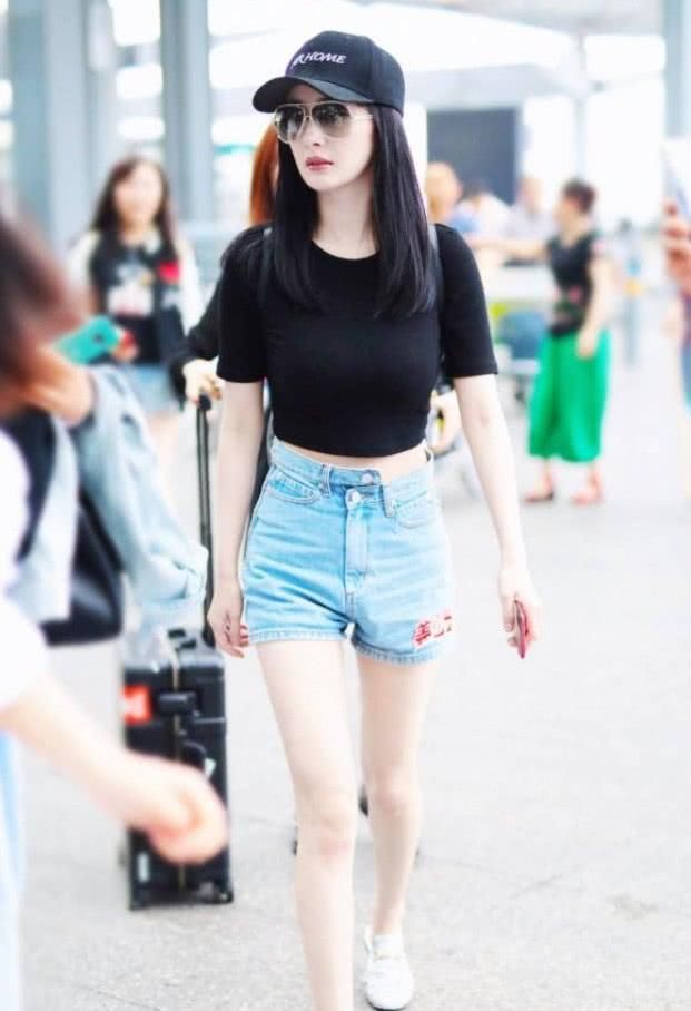 杨幂T恤配短裤既是“腿精”又是“腰精”，“美少女”都出来了!