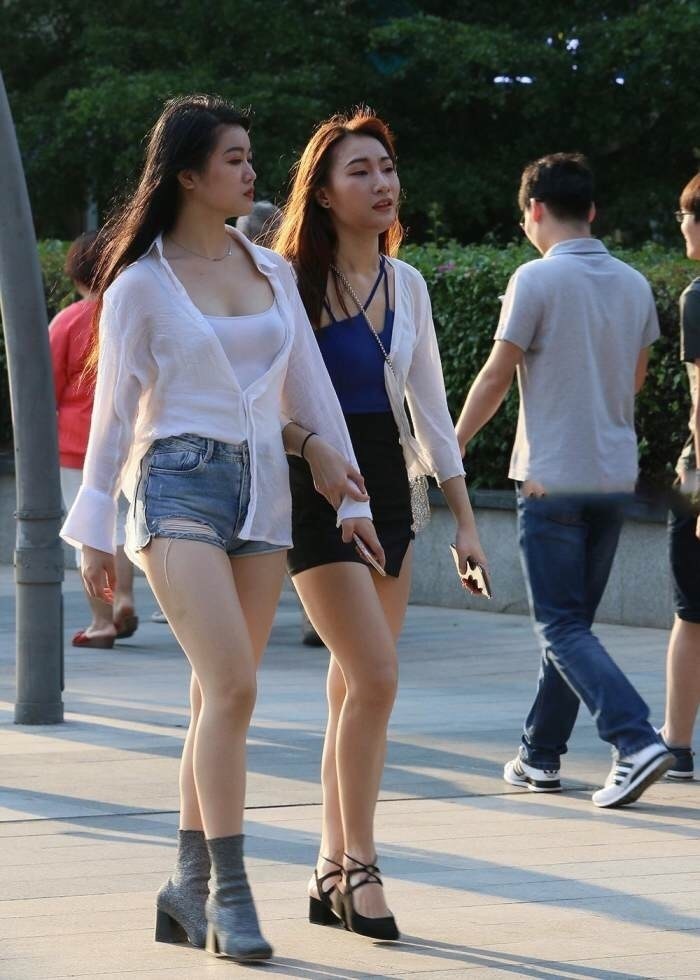 穿透视T恤的丰腴小姐姐，遮不住的好身材，下身紧身短裤一样很吸