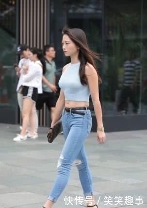  「让小姐姐」修身背心搭配牛仔裤，时尚又奢华，彰显女人的独特魅力！