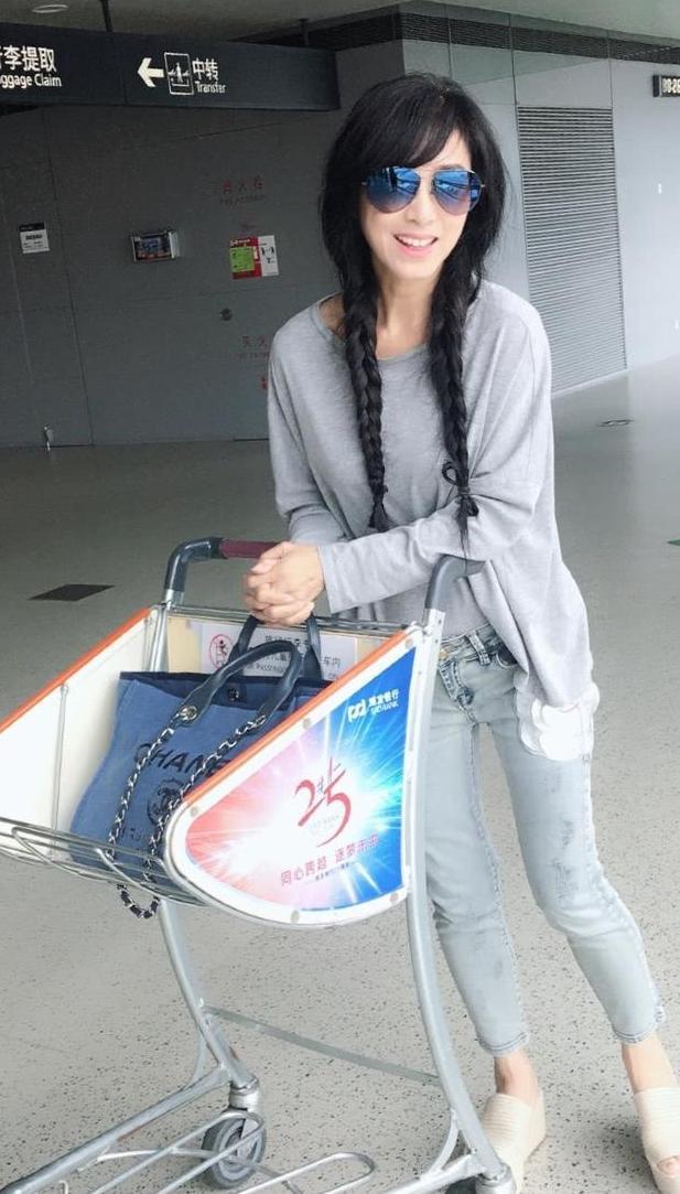 米雪真过分！只穿一件镂空针织衫现身，网友：她真的63岁了吗？