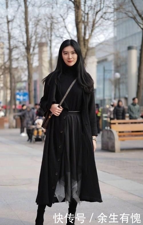  『美女』街拍：打底裤美女的搭配使得整体魅力提升，展现甜美气息