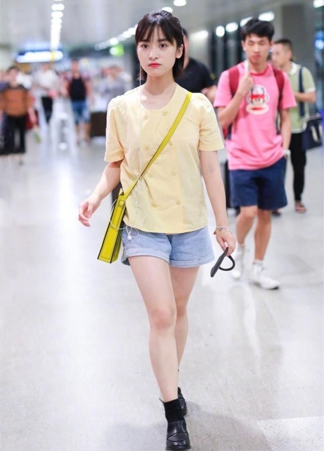 沈月鞠婧祎机场同穿黄色T恤牛仔短裤，网友：一个美女一个村姑！