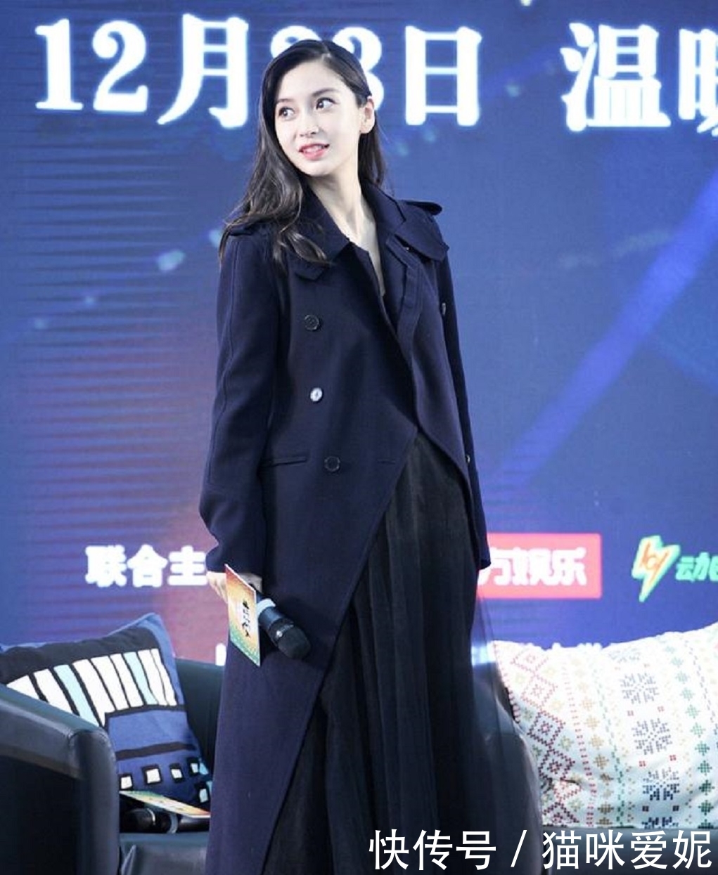  『内里搭配』今春流行一种新的穿法，叫“风衣+裙子”，温暖气质谁穿谁美