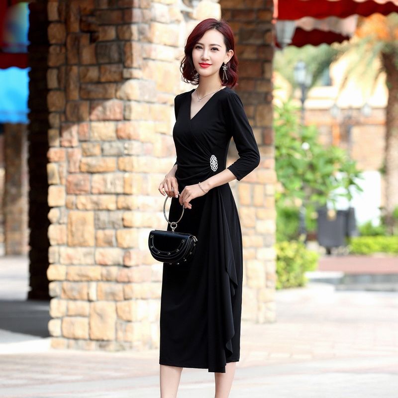 这才适合三四十岁女人的打扮，精致秋裙+短靴，美得猝不及防