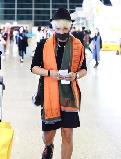 陈志朋“辣眼睛”又一度加强!身穿黑丝袜走红毯，骚气