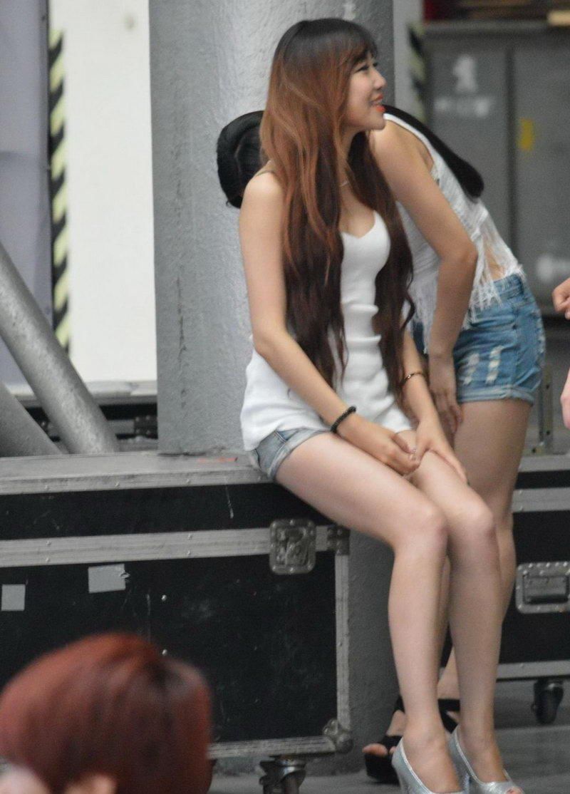 商场大厅街拍:长腿短裤美女模特，美腿如云