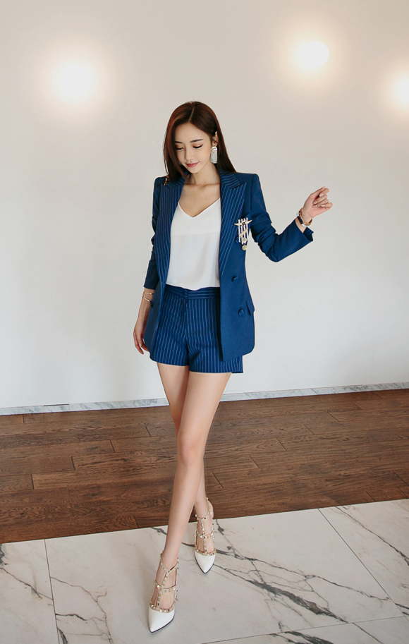 女神孙允珠，花饰藤条蓝玛瑙流线波痕西装