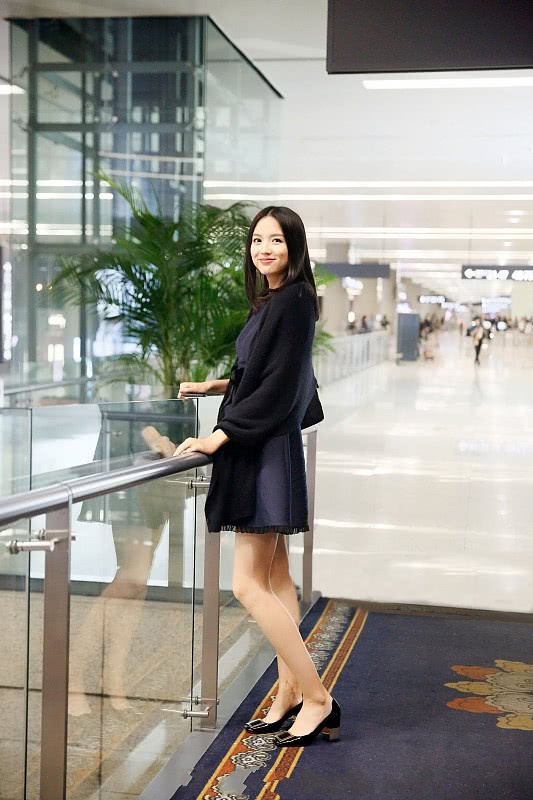 张梓琳还嫌腿不够长？还非要把短裤卷起一层又一层，网友：好嫉妒