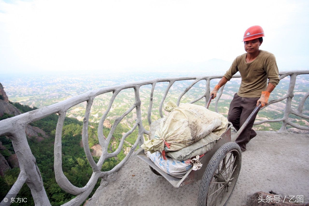 民工兄弟百米悬崖上修栈道，游客看着双腿打颤，他们却如履平地