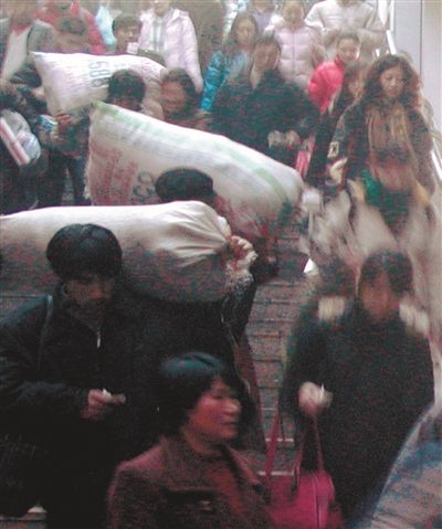 巨变十年间 游子归家路