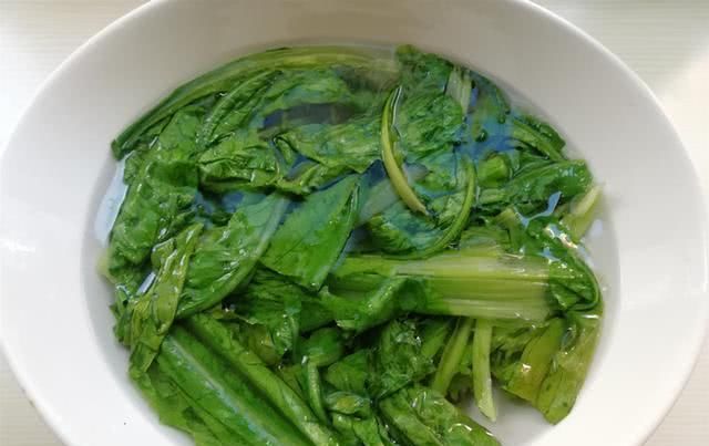  变小■这菜是“刮油大王”,三餐都吃它,连吃一周后,大肚腩明显变小