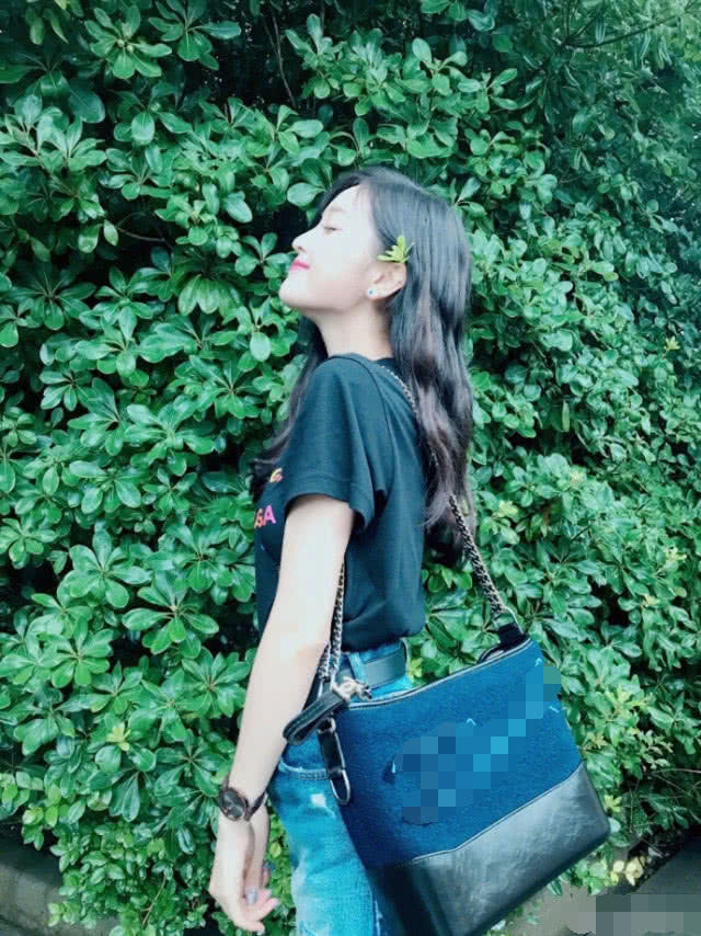 吴宣仪长腿热裤与雨后绿植合影 一双长腿格外抢镜，堪比漫画腿