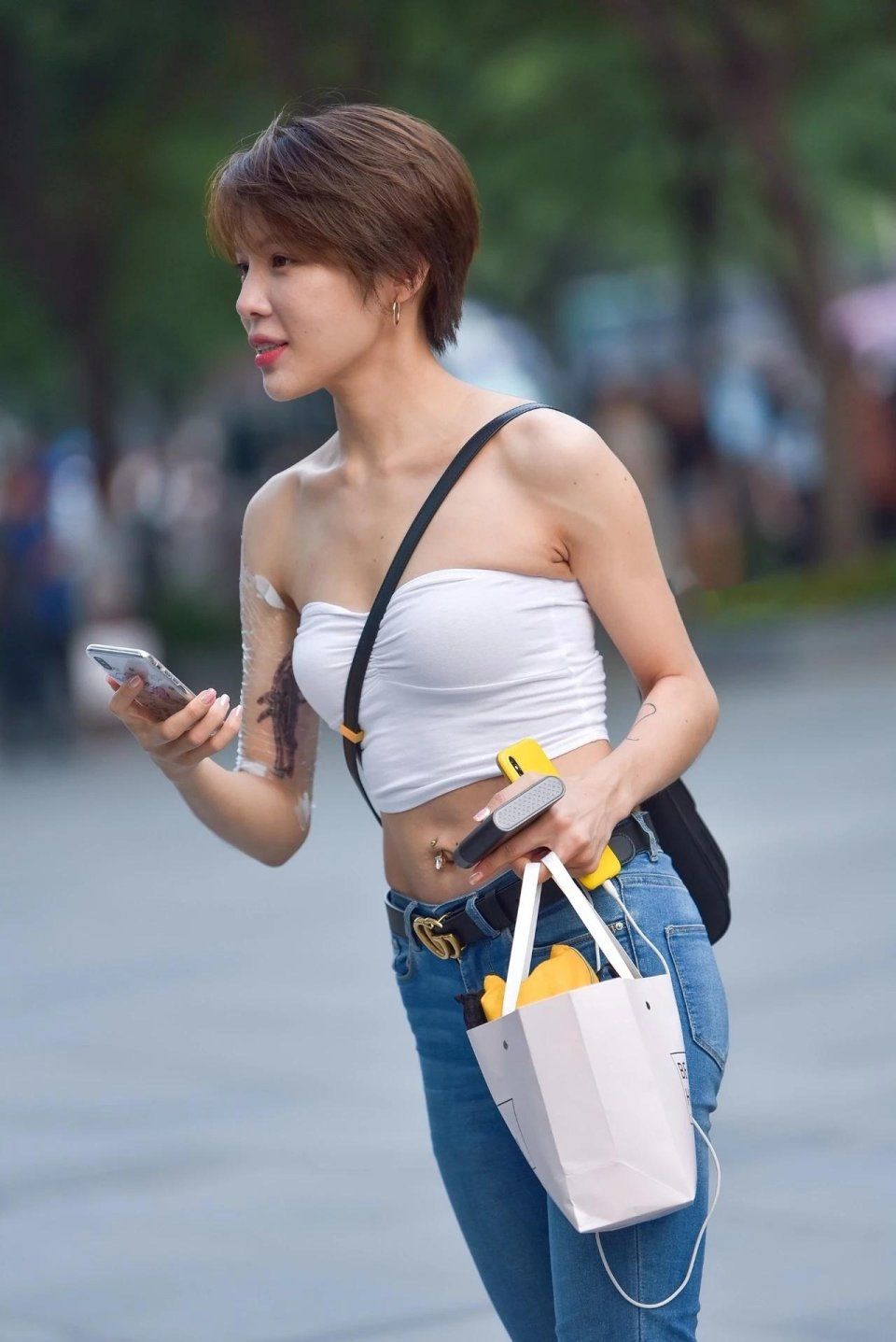 街拍：短发的超俏丽美女