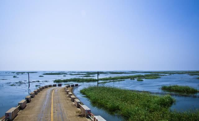  【湖泊】江西名气最大的一个湖泊，是中国第一大淡水湖，湖区有4