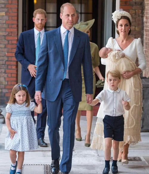 路易王子受洗梅根又成亮点，这次头发没乱，肩膀没露还穿了丝袜！