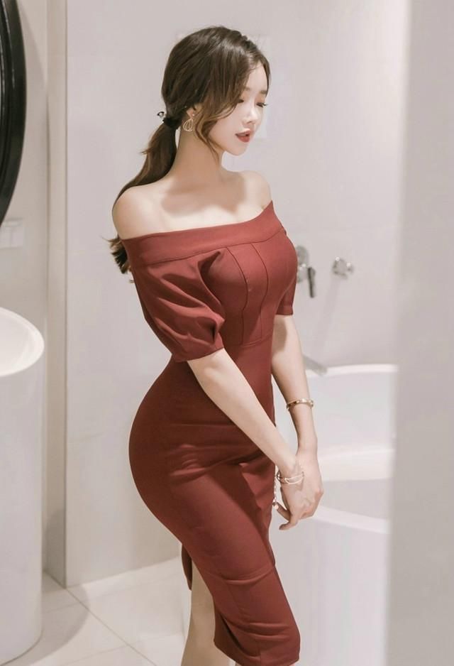 一字肩紧身裙，勾勒的曲线太紧，名副其实的小“腰”精