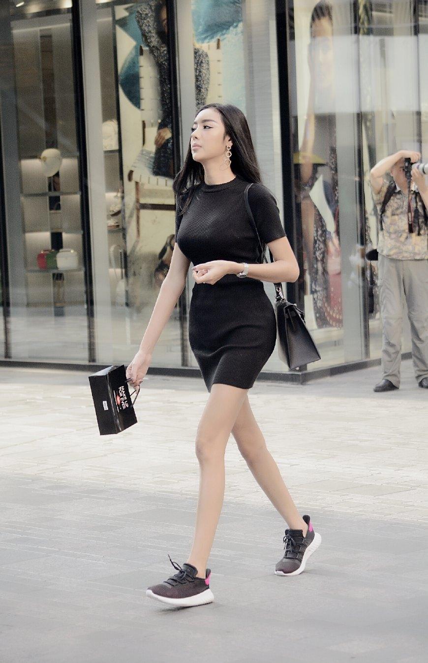 北京街拍：黑色衣服的小姐姐优雅气质又有范
