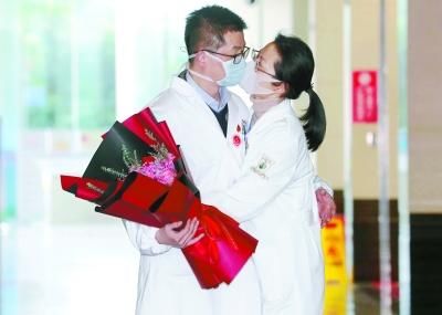  「医疗物资」武汉“方舱医院”开始全速运转，全国两天近6200名