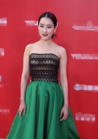 马苏和杜鹃亮相某活动，同台撞衫像姐妹花，网友：没有对比就没有