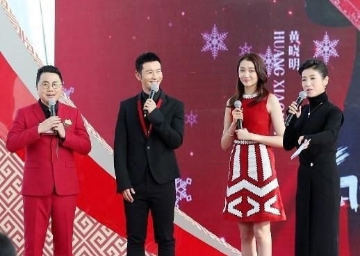 『终于穿对』关晓彤同台黄晓明,穿红裙光彩照人,网友:终于知道黄晓明身高