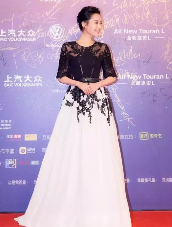 许晴你也太夸张了！裤子也能当鞋穿？网友：一般人驾驭不了！