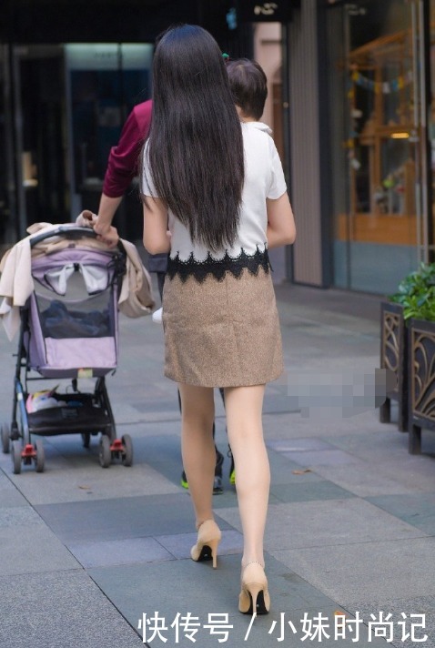 「辣妈」街拍:辣妈脚踩高跟还能抱孩子,实力很强,练出来的?