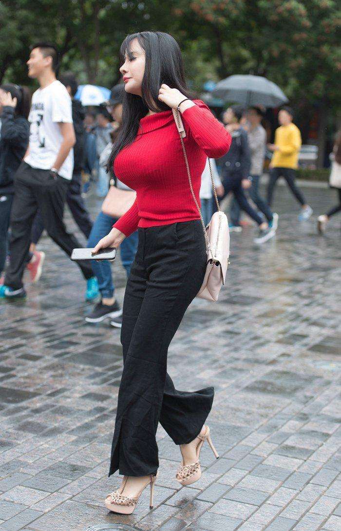 街拍: 美女身材太出众了, 这样的穿搭更容易抢眼啊