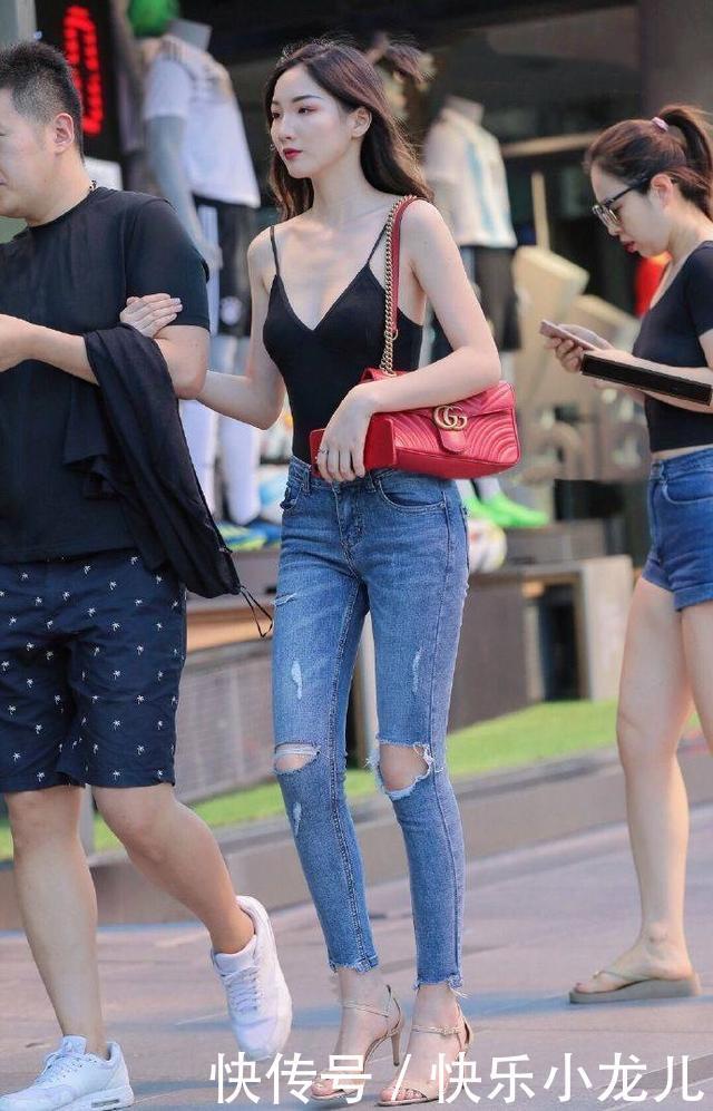 美丽|时尚穿搭:吊带搭配紧身牛仔裤,满满的性感风