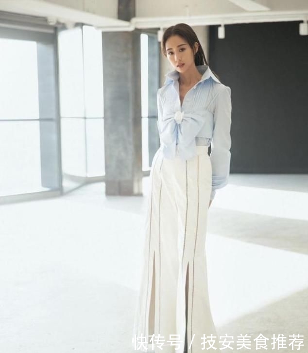 『蓝色』张钧甯168cm身材好惊艳!蓝色衬衫配开叉阔腿裤,110cm长腿好抢镜