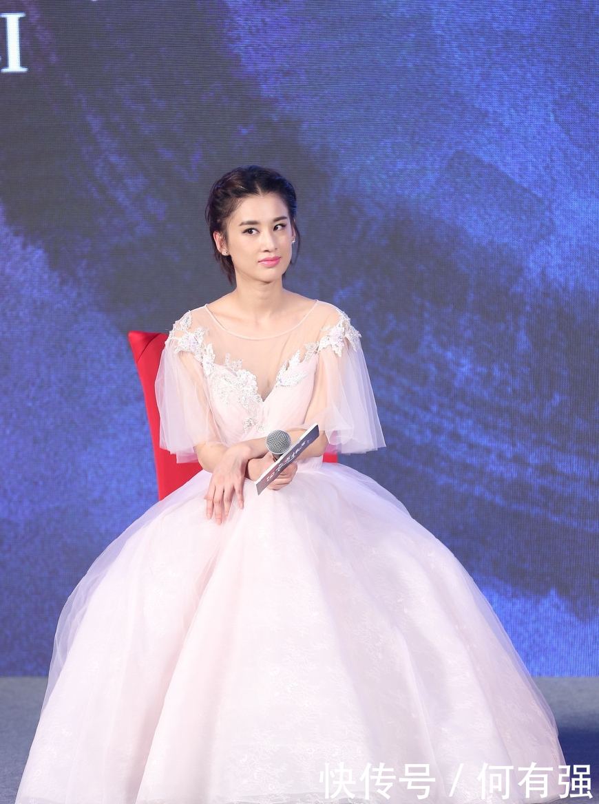 35岁黄圣依厉害了！蓝色牛仔裙上缝裤子，网友：时尚圈的人真难懂