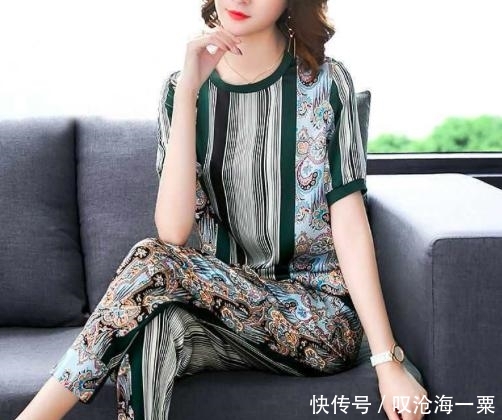 『散步』三伏天穿“散步装”,才叫有气质!不俗不媚,出门聚会美成焦点