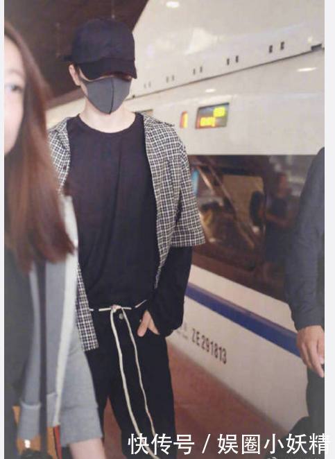 蔡徐坤开启新时尚,鞋带绑在腰上,粉丝:这是怕裤