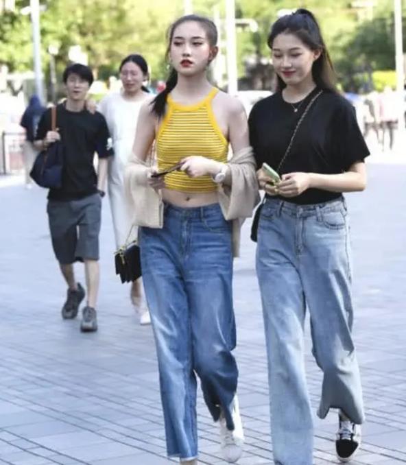  亭亭玉立：街拍：亭亭玉立 的美女，一条浅蓝色的连衣裙，时尚优雅美丽大方