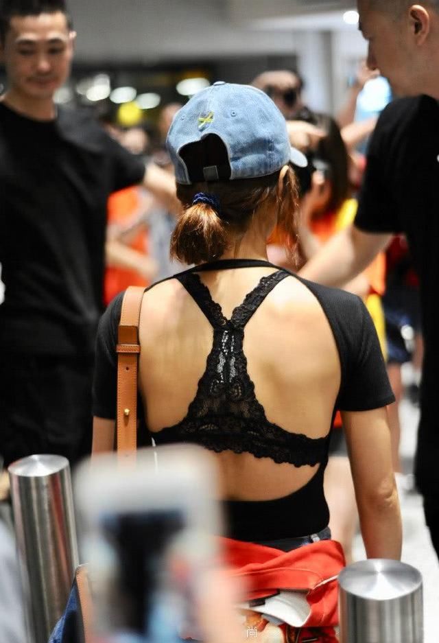 蔡依林穿紧身T恤，转身时大方秀蕾丝内衣，网友:这时尚真难懂!